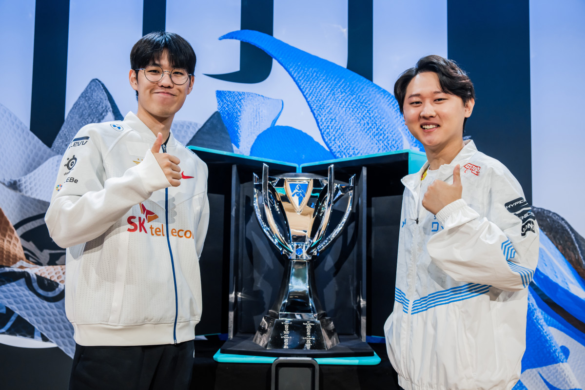 CALIFORNIA, SAN FRANCISCO - NOVEMBER 03: Moon "Oner" Hyeon-joon of T1 (L) and Hong "Pyosik" Chang-hyeon of DRX pose at the League of Legends World Championship Media Night on November 3, 2022 in San Francisco, CA.
